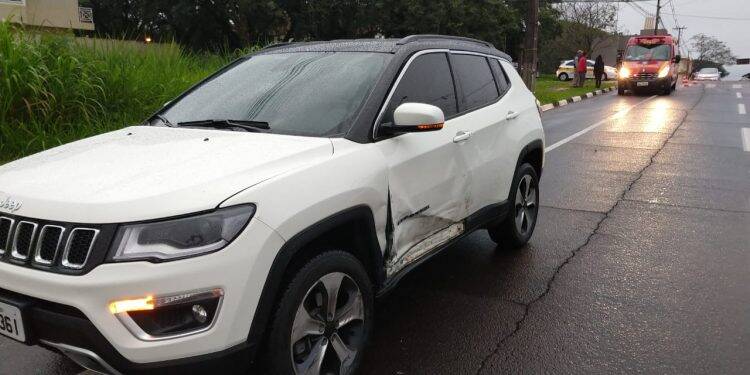 Acidente envolve dois carros no cruzamento da Avenida Pedro Basso