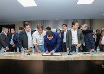 Governador confirma R$ 60 milhões para 36 municípios do Oeste