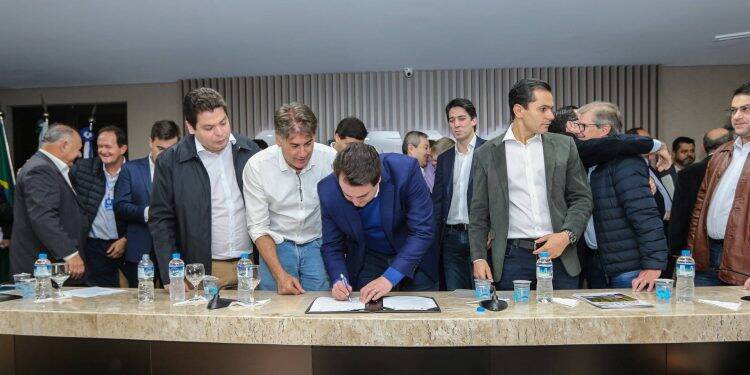 Governador confirma R$ 60 milhões para 36 municípios do Oeste