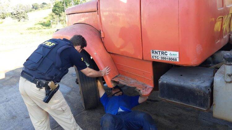 PRF realiza operação na aduana entre Brasil e Argentina, em Foz do Iguaçu