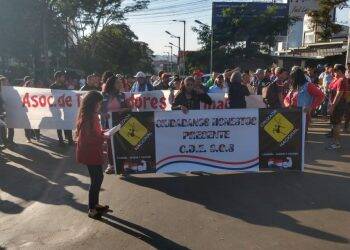 Paraguaios manifestam no centro de Cidade do Leste