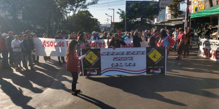 Paraguaios manifestam no centro de Cidade do Leste