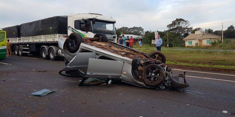 BMW e Hilux batem na BR 277, em São Miguel