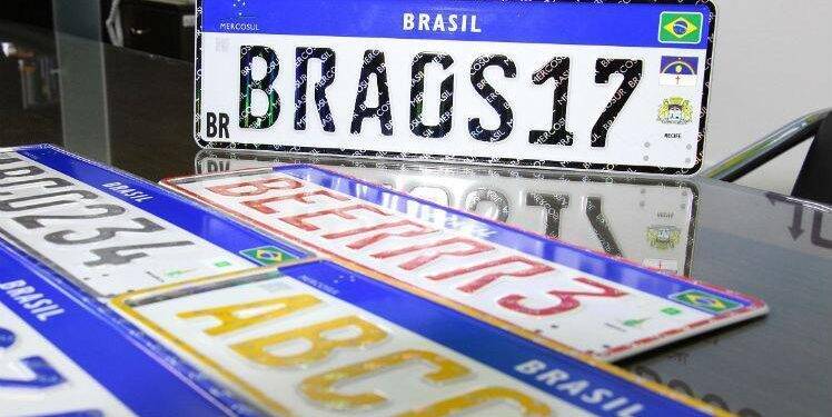 Implantação de placas de carros no padrão Mercosul é adiada para 2020