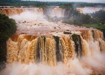 Cataratas do Iguaçu registram vazão 4 vezes maior que o normal
