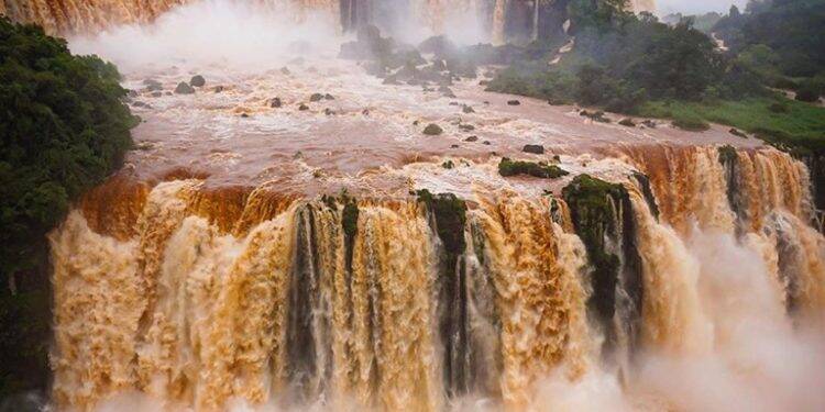 Cataratas do Iguaçu registram vazão 4 vezes maior que o normal