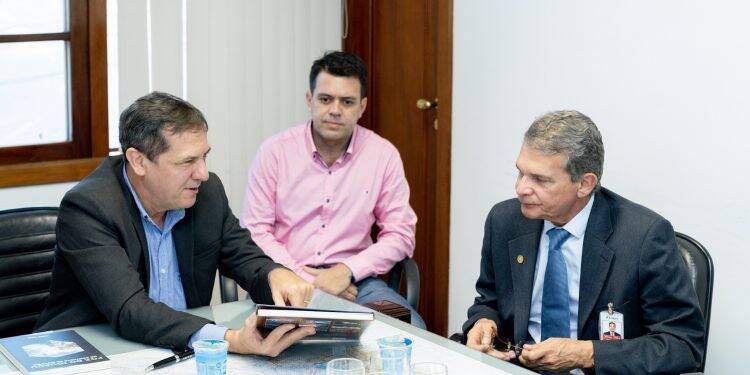 Silva e Luna defende ampliação de parcerias com Foz em reunião com Chico Brasileiro