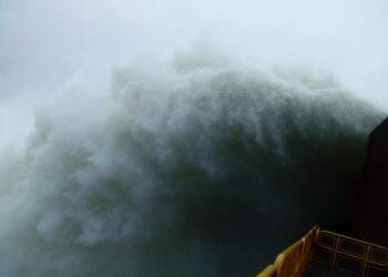 Vertedouro de Itaipu proporciona espetáculo das águas