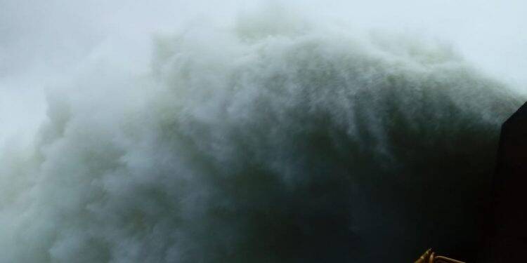 Vertedouro de Itaipu proporciona espetáculo das águas