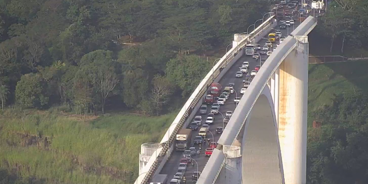 Paraguaios liberam passagem na Ponte Internacional da Amizade