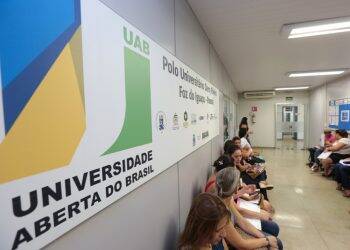 UAB abre inscrições para especialização gratuita em Libras em Foz do Iguaçu