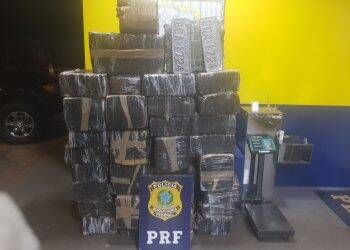 PRF encontra mais de 600kg de maconha e recupera veículo roubado