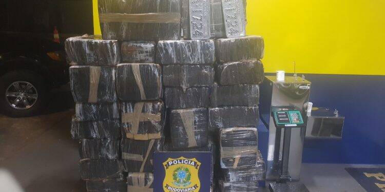 PRF encontra mais de 600kg de maconha e recupera veículo roubado