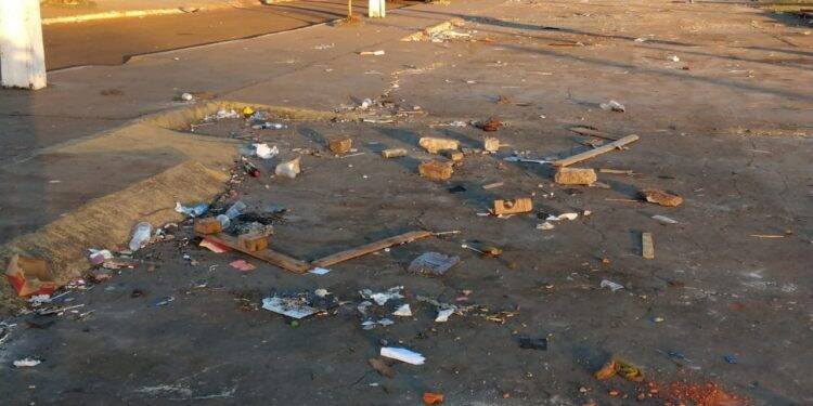 Lixo continua no Charrua após uma semana do término da Fartal