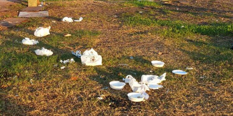 Lixo continua no Charrua após uma semana do término da Fartal