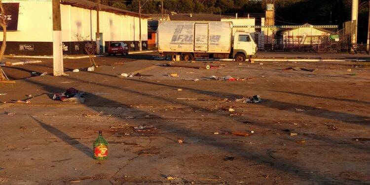 Lixo continua no Charrua após uma semana do término da Fartal