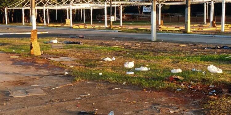 Lixo continua no Charrua após uma semana do término da Fartal