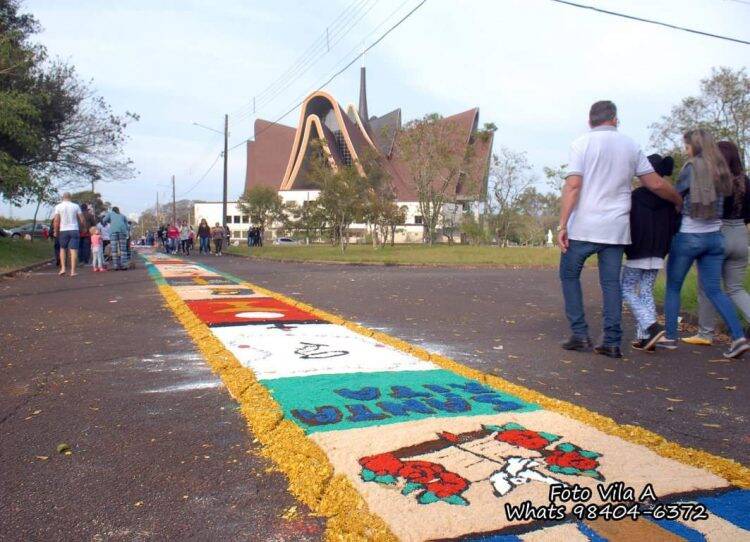 Tapetes tradicionais colorem ruas de Foz no Corpus Christi