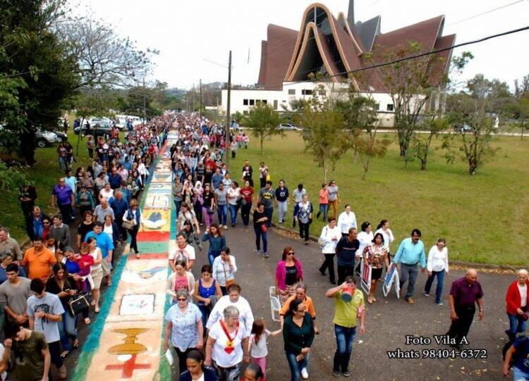Tapetes tradicionais colorem ruas de Foz no Corpus Christi