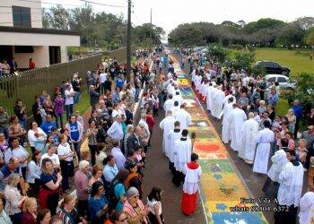 Tapetes tradicionais colorem ruas de Foz no Corpus Christi