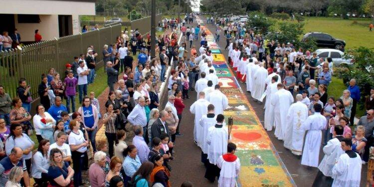 Tapetes tradicionais colorem ruas de Foz no Corpus Christi
