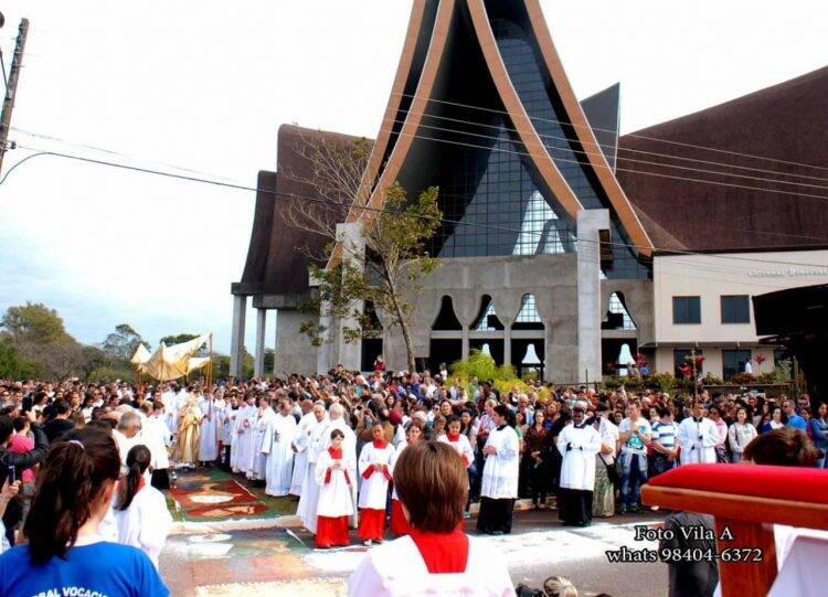 Tapetes tradicionais colorem ruas de Foz no Corpus Christi