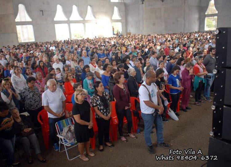 Tapetes tradicionais colorem ruas de Foz no Corpus Christi