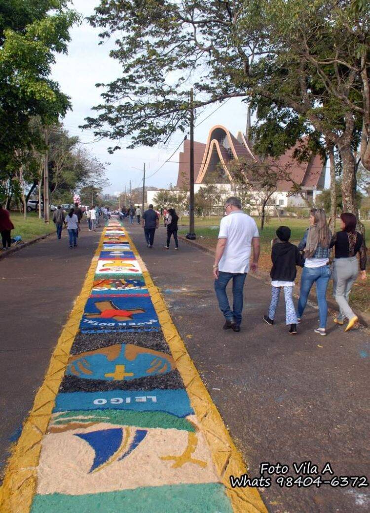Tapetes tradicionais colorem ruas de Foz no Corpus Christi