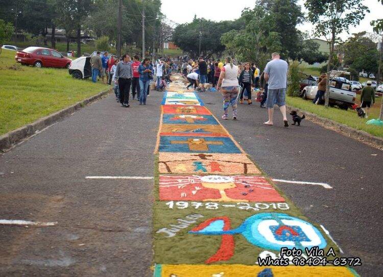 Tapetes tradicionais colorem ruas de Foz no Corpus Christi