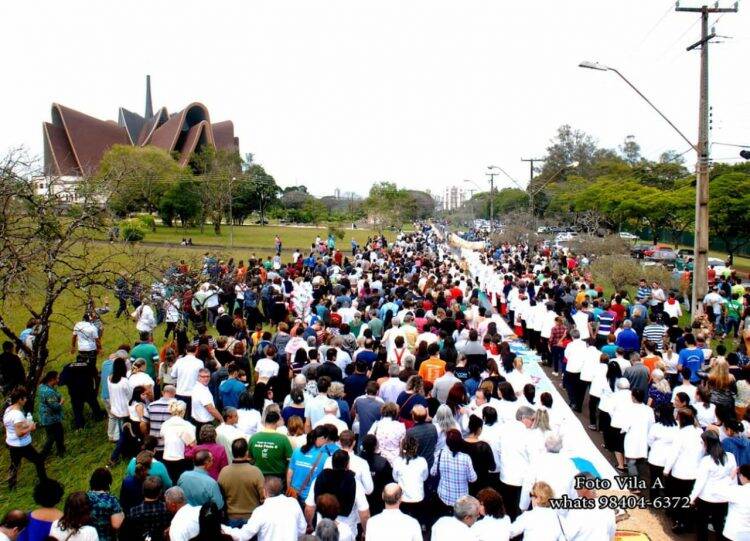 Tapetes tradicionais colorem ruas de Foz no Corpus Christi