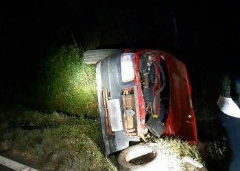 Motorista bêbado bate caminhonete contra Fiat Uno com 5 pessoas, incluindo bebê