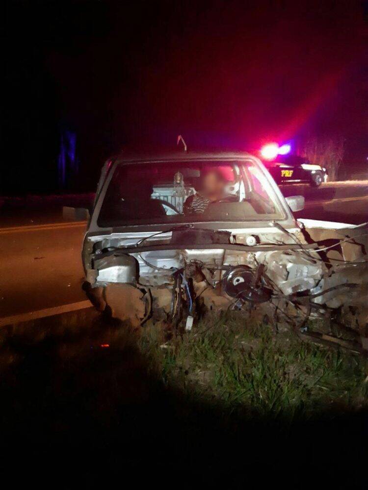 Motorista bêbado bate caminhonete contra Fiat Uno com 5 pessoas, incluindo bebê