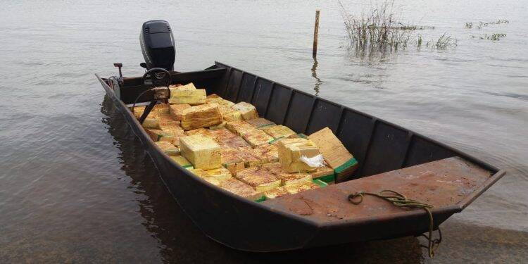 Polícia apreende barco com uma tonelada de maconha