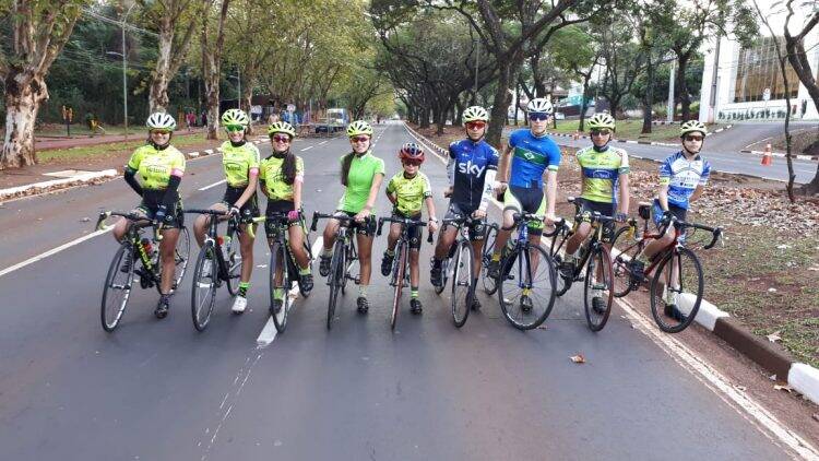 População ocupa a Avenida Paraná