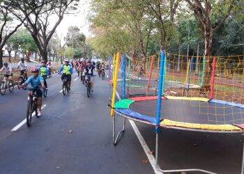 População ocupa a Avenida Paraná