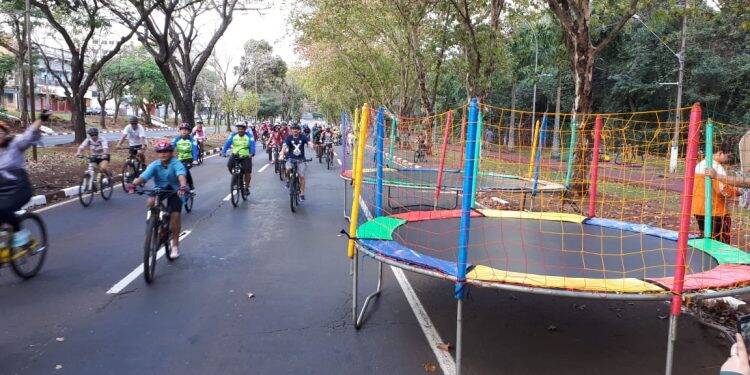 População ocupa a Avenida Paraná