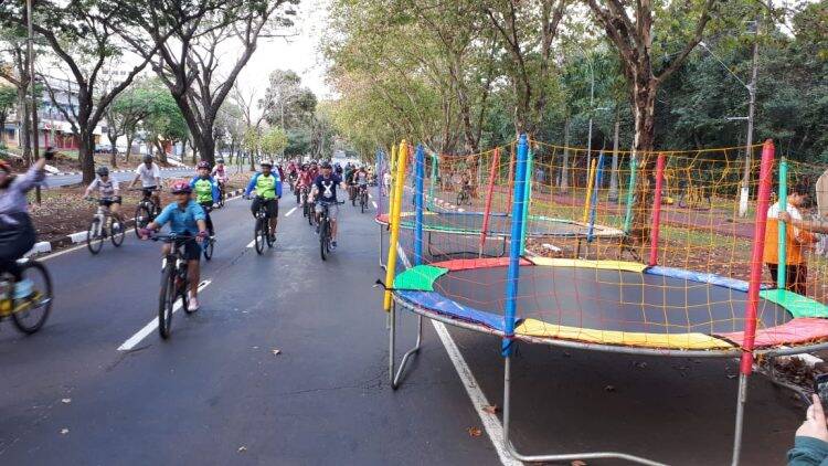 População ocupa a Avenida Paraná
