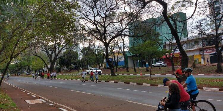 População ocupa a Avenida Paraná