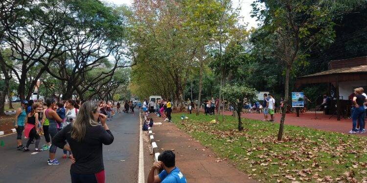 População ocupa a Avenida Paraná