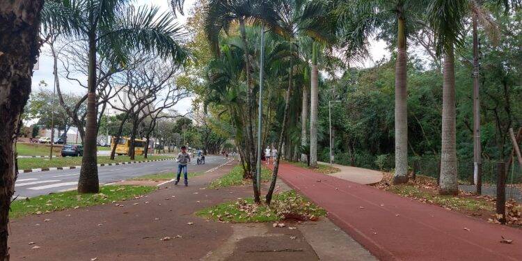 População ocupa a Avenida Paraná