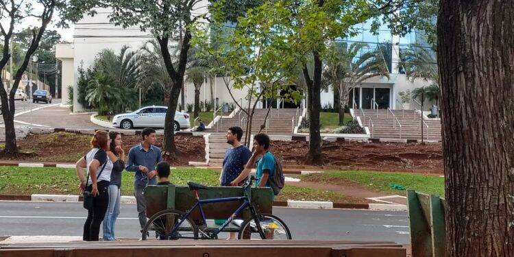 População ocupa a Avenida Paraná