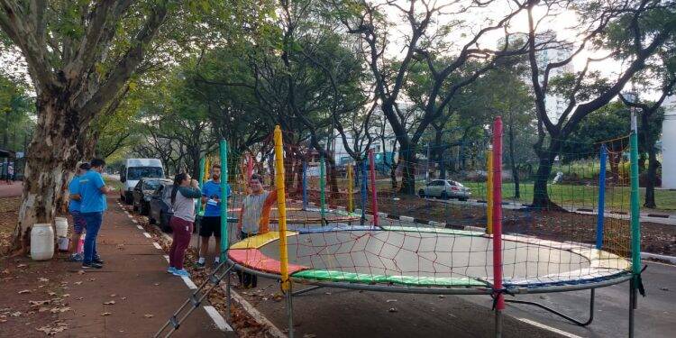 População ocupa a Avenida Paraná