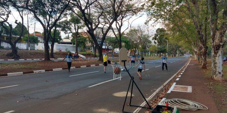População ocupa a Avenida Paraná