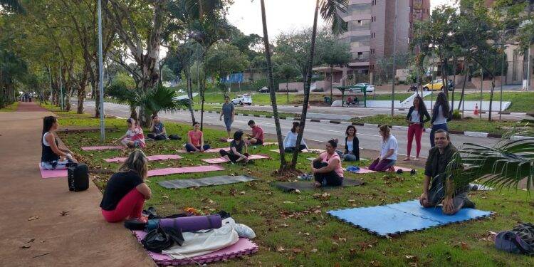 População ocupa a Avenida Paraná