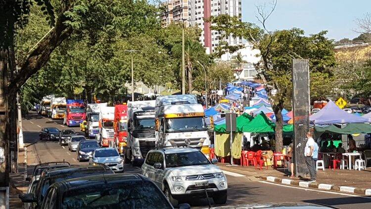 Manifestantes vão às ruas em Foz em favor de Sérgio Moro, Bolsonaro e Lava-Jato