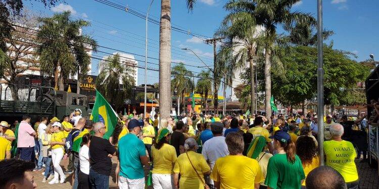 Manifestantes vão às ruas em Foz em favor de Sérgio Moro, Bolsonaro e Lava-Jato