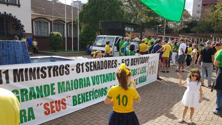 Manifestantes vão às ruas em Foz em favor de Sérgio Moro, Bolsonaro e Lava-Jato