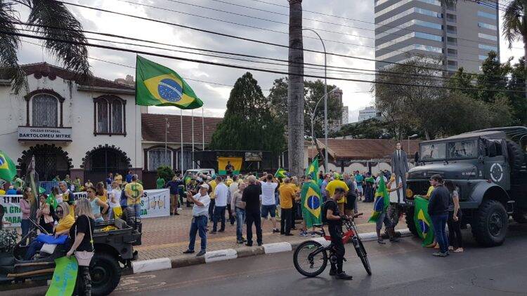 Manifestantes vão às ruas em Foz em favor de Sérgio Moro, Bolsonaro e Lava-Jato