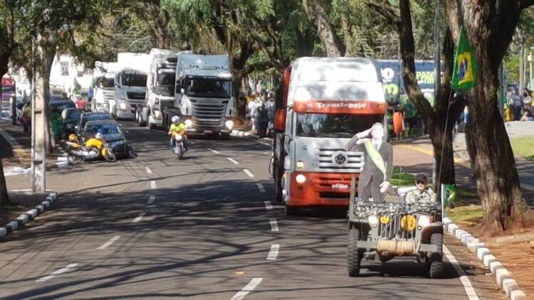 Manifestantes vão às ruas em Foz em favor de Sérgio Moro, Bolsonaro e Lava-Jato