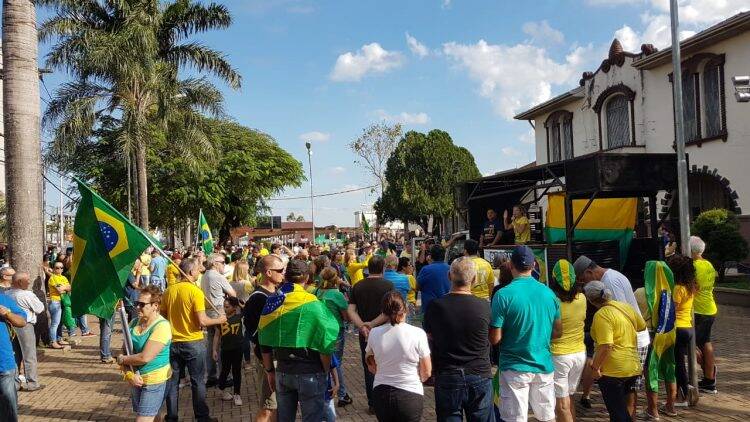 Manifestantes vão às ruas em Foz em favor de Sérgio Moro, Bolsonaro e Lava-Jato